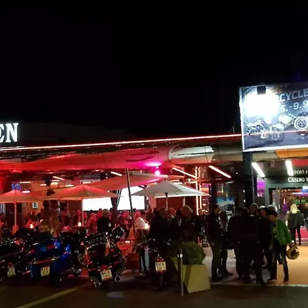 Velden - Right In The Center With Private Parking 아파트 *